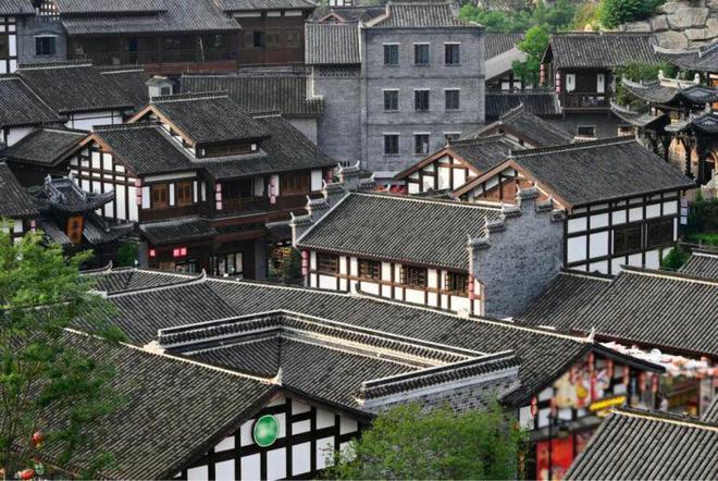 情系群众暖民心 盘龙区松华街道综合执法队获赠锦旗显担当